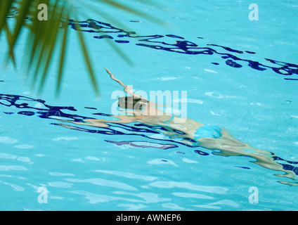 Woman swimming underwater Banque D'Images