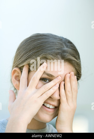 Preteen girl covering face Banque D'Images