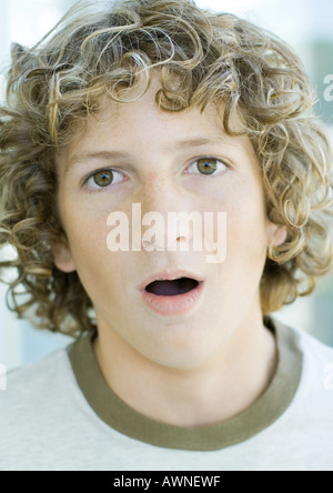 Preteen boy avec bouche ouverte, portrait Banque D'Images