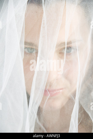 Preteen girl wearing Wedding Veil Banque D'Images