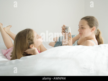 Preteen girl taking photo d'ami Banque D'Images