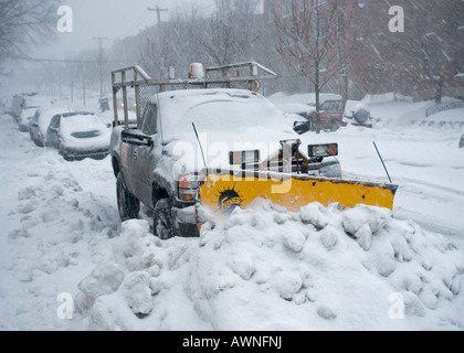 Une scène de la neige le long de la rue de banlieue Montréal liés après une forte chute de neige. Banque D'Images