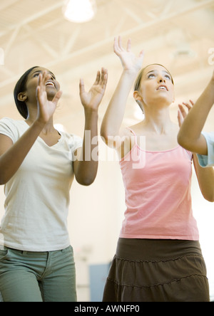 Teenage Girls holding les bras de frapper ball Banque D'Images