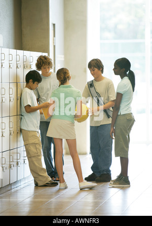 Groupe d'adolescents debout dans couloir près de casiers individuels Banque D'Images