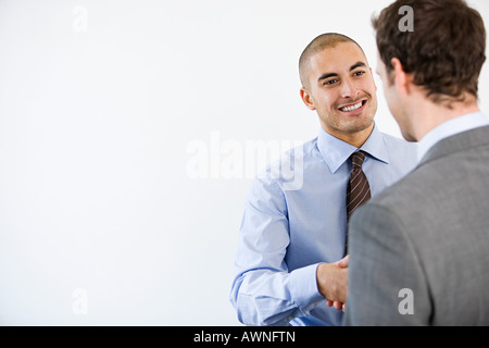 Deux businessmen shaking hands Banque D'Images