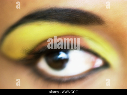 Woman's eye de jaune et orange eye shadow, extreme close-up Banque D'Images