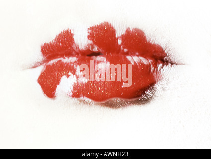 Les lèvres de femme peint en blanc et rouge, Close up Banque D'Images