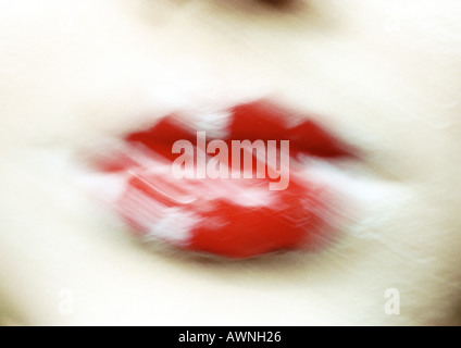 Les lèvres de femme peint en blanc et rouge, Close up, floue. Banque D'Images