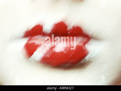 Les lèvres de femme peint en blanc et rouge, Close up, floue. Banque D'Images