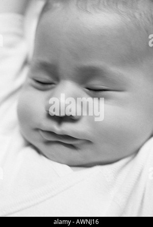 La tête du bébé avec les yeux fermés, B&W. Banque D'Images