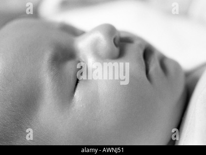 Sleeping baby's face, side view, close-up, B&W. Banque D'Images