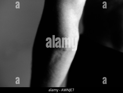 Man's elbow, close-up, noir et blanc. Banque D'Images