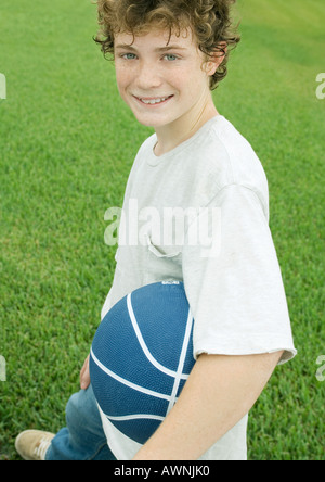 Boy holding basket-ball, portrait Banque D'Images