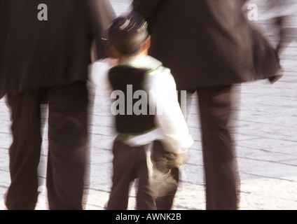 Israël, Jérusalem, Close up of little garçon juif la marche, vue arrière, floue. Banque D'Images