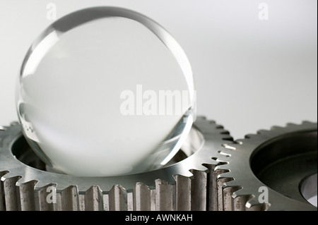 Une boule de cristal et la machine cogs Banque D'Images