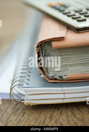 Pile de cahiers, livres, et calculatrice Banque D'Images