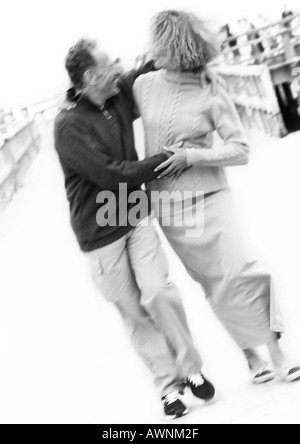 Couple mature sur boardwalk, brouillées, B&W Banque D'Images