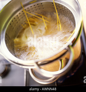 Close-up de la cuisson des pâtes dans un pot Banque D'Images