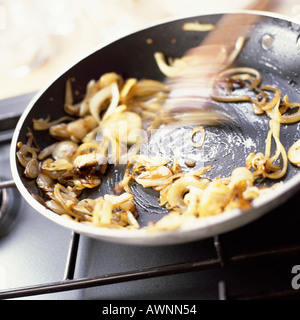 Close-up d'oignons sautés à la poêle Banque D'Images