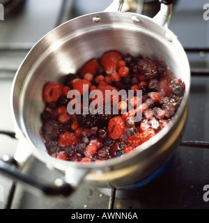 Close-up of berries in pot Banque D'Images