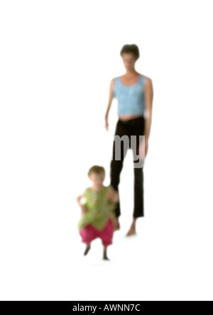 Silhouette de femme et enfant, sur fond blanc, defocused Banque D'Images