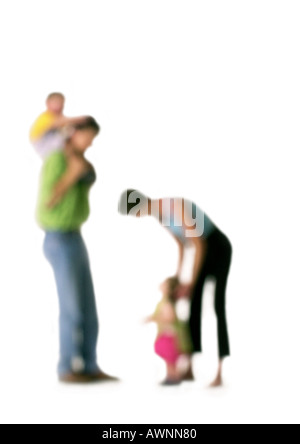 Silhouette de parents avec deux enfants, sur fond blanc, defocused Banque D'Images