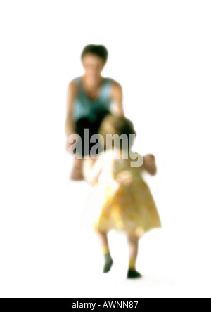 Silhouette de mère en se penchant, armes aux tout-petits, sur fond blanc, defocused Banque D'Images