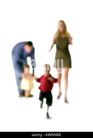 Silhouette de parents et deux enfants, sur fond blanc, defocused Banque D'Images