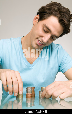 Pièces d'empilage de l'homme Banque D'Images