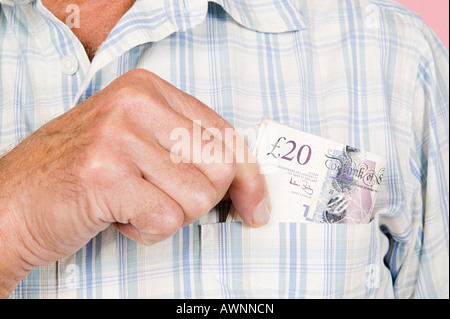 Homme avec billets dans sa poche Banque D'Images