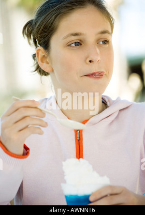 Girl eating sweet desset Banque D'Images