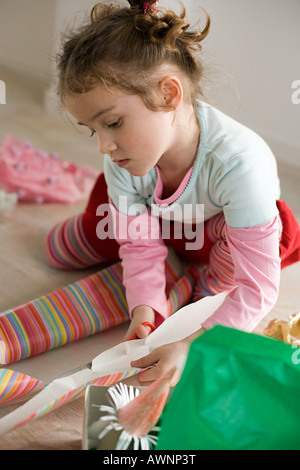 Une fille de papier d'emballage de coupe