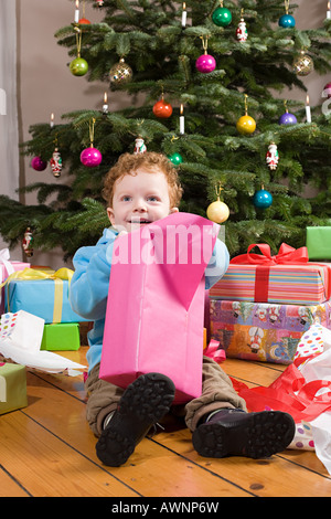 L'ouverture des cadeaux de noël garçon Banque D'Images