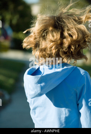 Fille aux cheveux ébouriffés, en vue arrière Banque D'Images