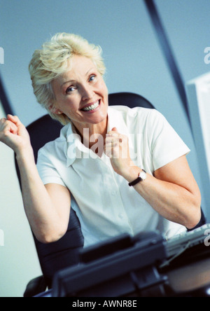 La femme d'poings et smiling, portrait Banque D'Images