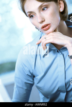 Businesswoman with main sous le menton, close-up Banque D'Images