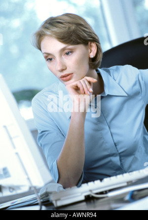 Businesswoman looking at computer Banque D'Images