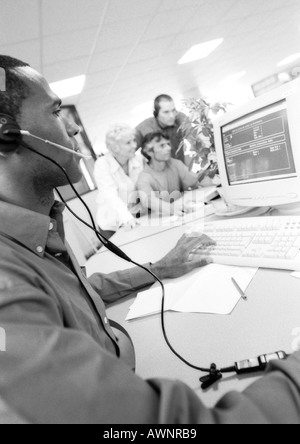 Homme et femmes, des collègues d'arrière-plan flou, B&W Banque D'Images