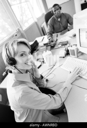 Businesswoman et collègue portant des casques, B&W Banque D'Images