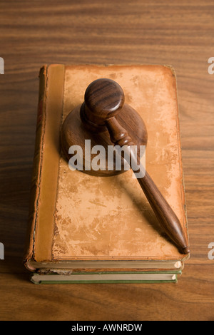 Un coup de marteau sur le dessus de livres Banque D'Images