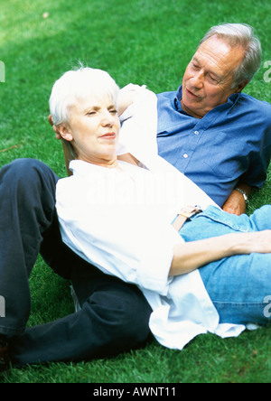 Mature Woman and man lying on grass Banque D'Images