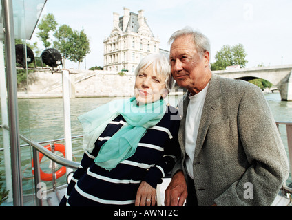 France, Paris, l'homme et la femme mature sur un bateau dans la Seine Banque D'Images