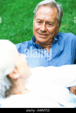 L'homme et la femme mature sur l'herbe, avant-plan flou, close-up Banque D'Images