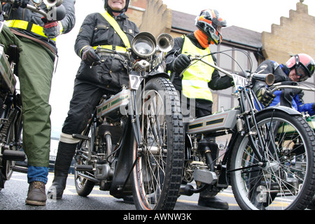 Motos anciennes posent pour une photo comme ils rouler Reigate, Surrey sur la 70e course d'epsom à Brighton pioneer Banque D'Images