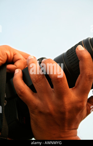 Vue détaillée de mains de photographe au travail Banque D'Images
