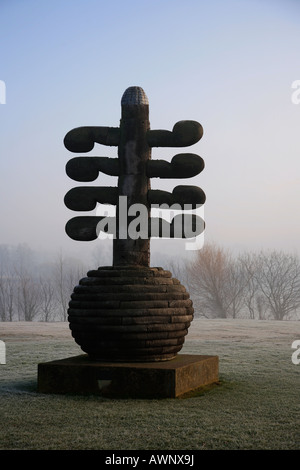 Matin brumeux au chant de Sisyphe Sculpture en bois Ferry Meadows West Yorkshire Angleterre Grande-bretagne UK Banque D'Images