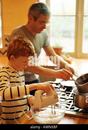 La mixer avec le mélangeur électrique, man holding casserole Banque D'Images