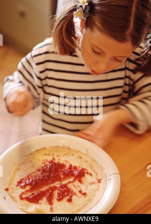 La préparation de l'enfant crêpe, blurred motion Banque D'Images