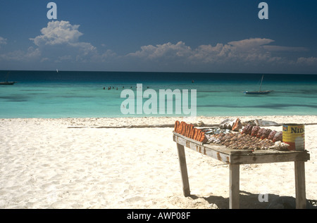 Bloquer la vente de coquillages sur la plage de Nungwi, sur la côte nord-ouest de l'île de Zanzibar, Tanzanie Banque D'Images