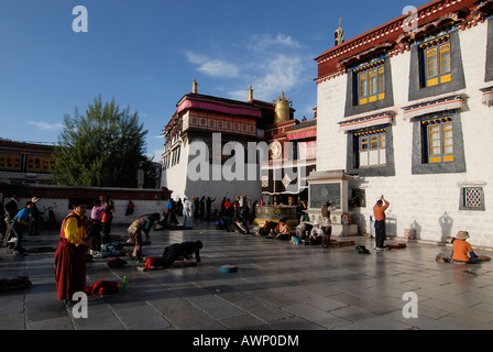 Pèlerins tibétains se prosternant devant Temple du Jokhang à Lhassa, Tibet, Chine, Asie Banque D'Images